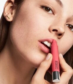 Clinique Chubby Stick Moisturizing Lip Colour Balm - Graped-up 28 Clinique Chubby Stick Moisturizing Lip Colour Balm - Graped-up -Beroemde Cosmetica Winkel 1039x1200