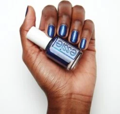 Essie Winter Collection Nagellak – 670 Tied And Blue - Blauwe Glitter Nagellak -Beroemde Cosmetica Winkel 1200x1142 3