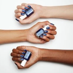 Essie Winter Collection Nagellak – 670 Tied And Blue - Blauwe Glitter Nagellak -Beroemde Cosmetica Winkel 1200x1200 172