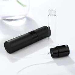 Scenty - Parfum Verstuiver Navulbaar - Mini Parfum Flesje - Reisflesje - Zwart -Beroemde Cosmetica Winkel 1200x1200 1930