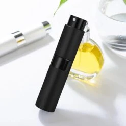 Scenty - Parfum Verstuiver Navulbaar - Mini Parfum Flesje - Reisflesje - Zwart -Beroemde Cosmetica Winkel 1200x1200 1931