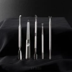 YUBBI™ Professionele Nagelverzorging Set - 5 Delig - Nagelriem Duwer - Bokkenpootje - Gellak Verwijderaar - Nagelvijl - Gel Acryl Nagel Prep - RVS - Inclusief Opbergetui -Beroemde Cosmetica Winkel 1200x1200 54