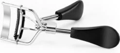 INTER-ESQUE® Wimperkruller Met Kam - Eyelash Curler + 5x Gratis Extra Siliconen Pad - Zwart/Zilver -Beroemde Cosmetica Winkel 1200x532