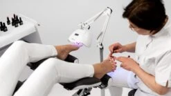 SUNfeet UV Lamp Op Statief - Lamp Voor Gelnagels 80W - LED Lamp Nagels - Gellak Lamp - Nageldroger - Wit -Beroemde Cosmetica Winkel 1200x674 1