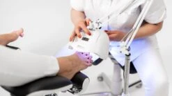 SUNfeet UV Lamp Op Statief - Lamp Voor Gelnagels 80W - LED Lamp Nagels - Gellak Lamp - Nageldroger - Wit -Beroemde Cosmetica Winkel 1200x674