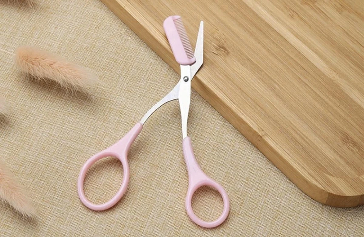 Without Lemons | Wenkbrauwschaar | Wenkbrauw Trimmer | Browshaper | BeautyTool | Gezichts Schaar | Dames| Ontharing | Design | Roze 6 Without Lemons | Wenkbrauwschaar | Wenkbrauw Trimmer | Browshaper | BeautyTool | Gezichts Schaar | Dames| Ontharing | Design | Roze - Afbeelding 4