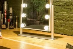 United Entertainment - Hollywood Spiegel Met 12 LEDs - 36x47,5 Cm - Wit 13 United Entertainment - Hollywood Spiegel Met 12 LEDs - 36x47,5 Cm - Wit -Beroemde Cosmetica Winkel 1200x799 11