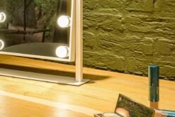 United Entertainment - Hollywood Spiegel Met 12 LEDs - 36x47,5 Cm - Wit 14 United Entertainment - Hollywood Spiegel Met 12 LEDs - 36x47,5 Cm - Wit -Beroemde Cosmetica Winkel 1200x800 32