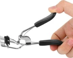 INTER-ESQUE® Wimperkruller Met Kam - Eyelash Curler + 5x Gratis Extra Siliconen Pad - Zwart/Zilver -Beroemde Cosmetica Winkel 1200x955 4