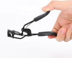 INTER-ESQUE® Wimperkruller - Eyelash Curler + 5x Gratis Extra Siliconen Pad - Zwart -Beroemde Cosmetica Winkel 1200x965 1