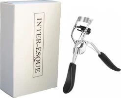 INTER-ESQUE® Wimperkruller Met Kam - Eyelash Curler + 5x Gratis Extra Siliconen Pad - Zwart/Zilver -Beroemde Cosmetica Winkel 1200x978 5