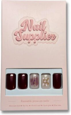 Nailsupplier 'Mushroom' | WINTERCOLLECTIE | Bordeaux Rode Nepnagels Met Print | Plaknagels | Kunstnagels Met Lijm | Press On Nails -Beroemde Cosmetica Winkel 742x1200 1