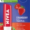 Nivea - Labello Strawberry Shine Lippenbalsem - 5,5 Ml Stick - Lipbalsem - Lipbalm - Lipverzorging - Verrijkt Met Shea Boter En Bio Jojoba Olie 1 Nivea - Labello Strawberry Shine Lippenbalsem - 5,5 Ml Stick - Lipbalsem - Lipbalm - Lipverzorging - Verrijkt Met Shea Boter En Bio Jojoba Olie -Beroemde Cosmetica Winkel 750x1200 1