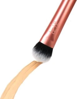 Real Techniques Expert Concealer Brush - Concealer Kwast -Beroemde Cosmetica Winkel 932x1200 3