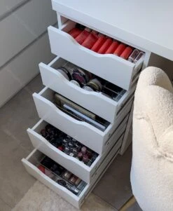 Jumanah® Collections "Sorted" Large Foundation Tray - Make Up Organizer - Ladeverdeler - Lade Organizer - Transparant - Acryl - Kunststof - Ikea Alex 5 Ladeblok 12 Jumanah® Collections "Sorted" Large Foundation Tray - Make Up Organizer - Ladeverdeler - Lade Organizer - Transparant - Acryl - Kunststof - Ikea Alex 5 Ladeblok -Beroemde Cosmetica Winkel 984x1200